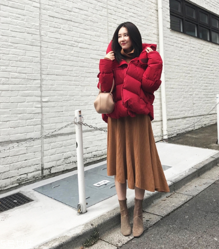 紅色羽絨服搭配什么顏色毛衣？色彩搭配不止黑白灰