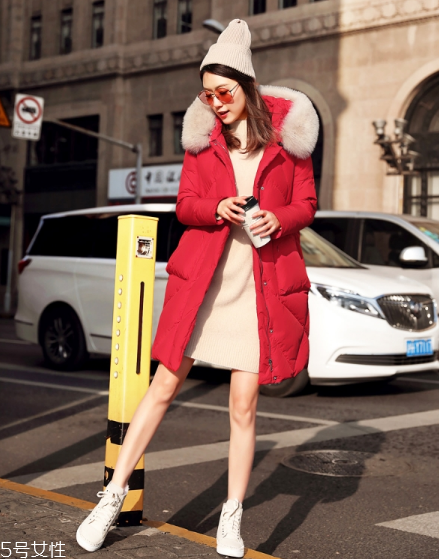 紅色羽絨服搭配什么顏色毛衣？色彩搭配不止黑白灰