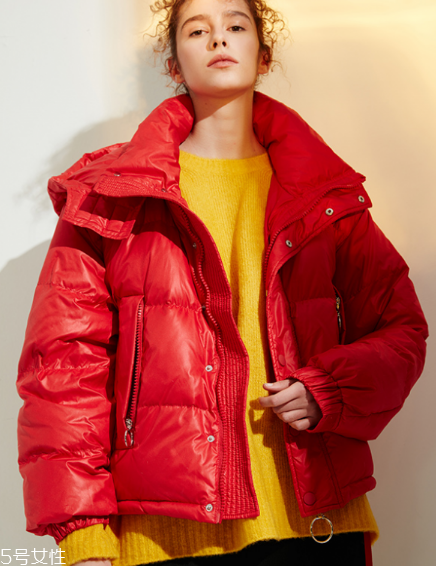 紅色羽絨服搭配什么顏色毛衣？色彩搭配不止黑白灰