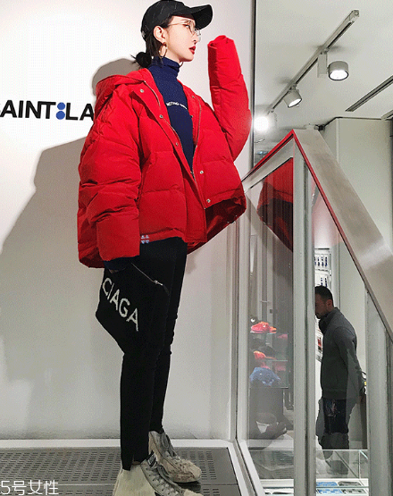 紅色羽絨服搭配什么顏色毛衣？色彩搭配不止黑白灰