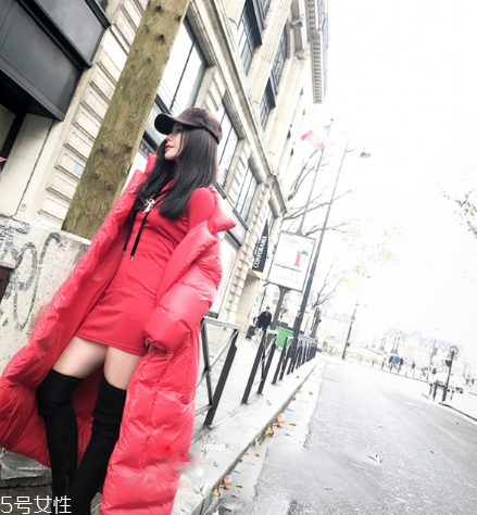 紅色羽絨服搭配什么顏色毛衣？色彩搭配不止黑白灰