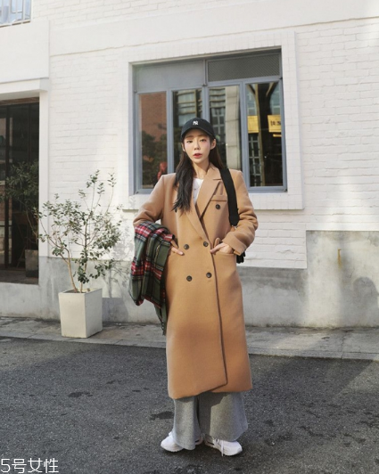 過膝大衣配什么褲子？各種混搭瞬間出眾