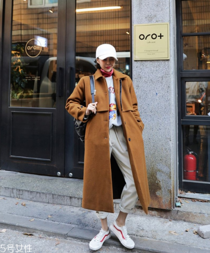 過膝大衣配什么褲子？各種混搭瞬間出眾