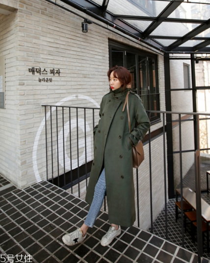 過膝大衣配什么褲子？各種混搭瞬間出眾