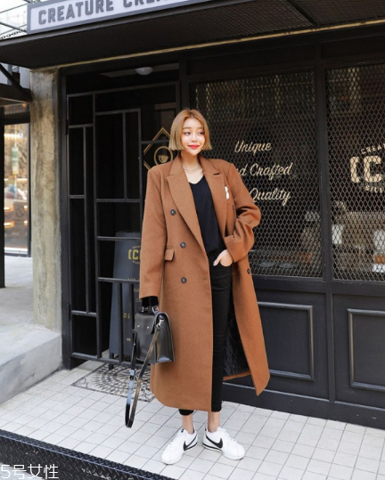 過膝大衣配什么褲子？各種混搭瞬間出眾