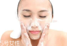 潔面乳和洗面奶是一種產(chǎn)品嗎？洗面奶適合干皮