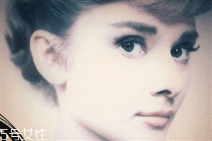 奧黛麗赫本妝容怎么畫教程 時代經(jīng)典復古妝容