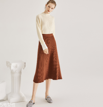 過膝長裙怎么搭配？冬日的花樣穿搭