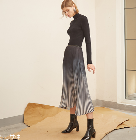 過膝長裙怎么搭配？冬日的花樣穿搭