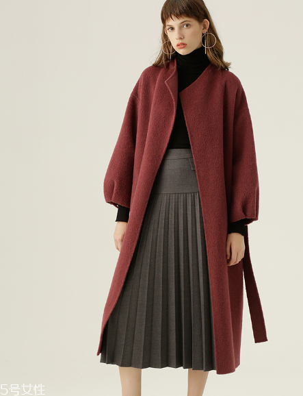 過膝長裙怎么搭配？冬日的花樣穿搭