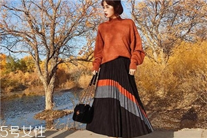 過膝長裙怎么搭配？冬日的花樣穿搭