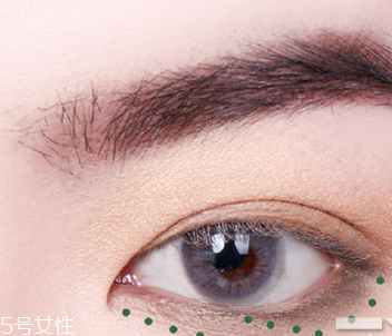 早春流行色綠色眼妝教程 非常有心機的一招 早春流行色綠色眼妝教程 非常有心機的一招