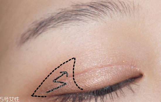 大地色眼影是什么顏色？上班族大眼妝教程