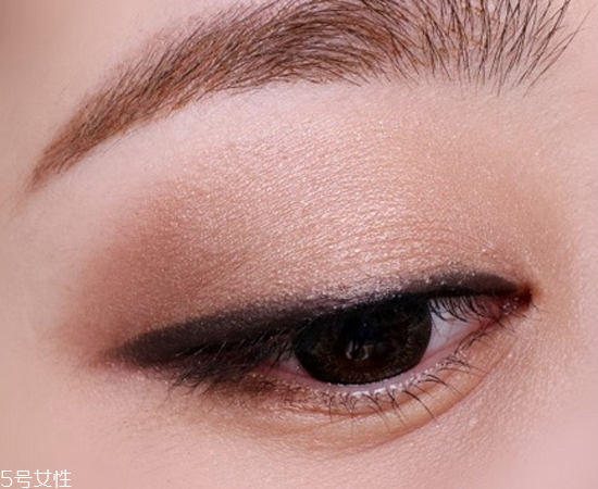 大地色眼影是什么顏色？上班族大眼妝教程