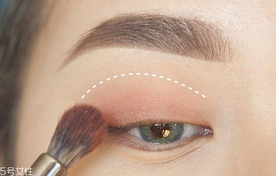 如何化妝使眼睛變大？落日線放大雙眼