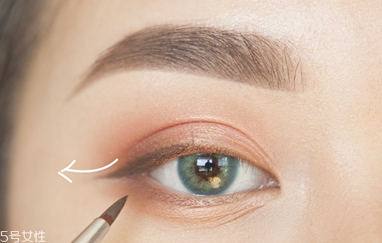 如何化妝使眼睛變大？落日線放大雙眼