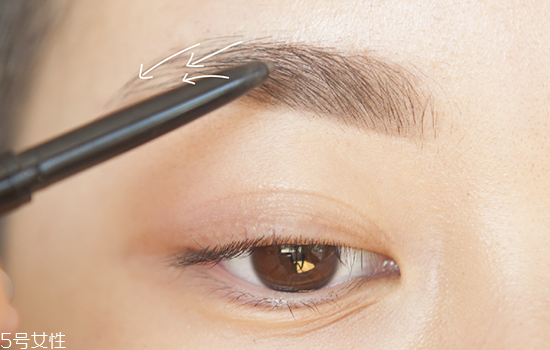 如何化妝使眼睛變大？落日線放大雙眼