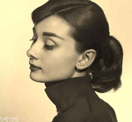 奧黛麗赫本妝容怎么畫教程 時代經(jīng)典復古妝容 奧黛麗赫本妝容怎么畫教程 時代經(jīng)典復古妝容