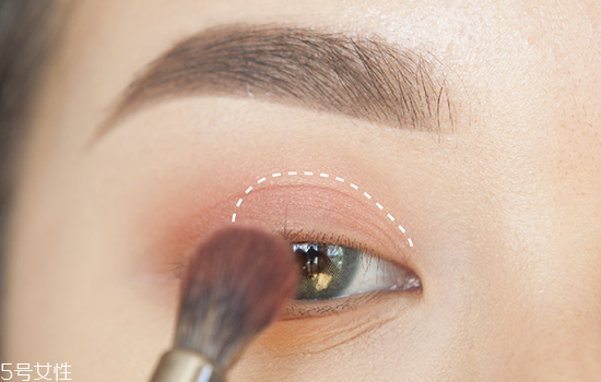 如何化妝使眼睛變大？落日線放大雙眼