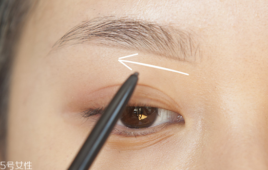 如何化妝使眼睛變大？落日線放大雙眼