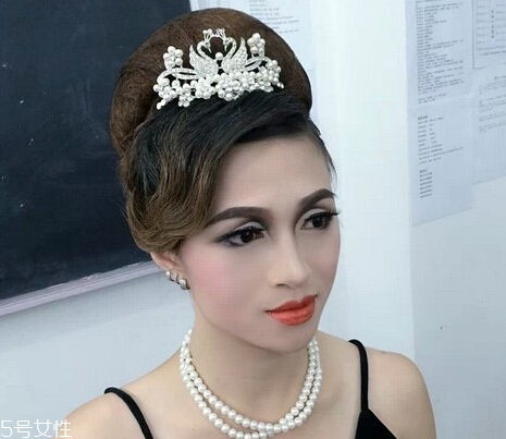 奧黛麗赫本妝容怎么畫教程 時代經(jīng)典復古妝容 奧黛麗赫本妝容怎么畫教程 時代經(jīng)典復古妝容