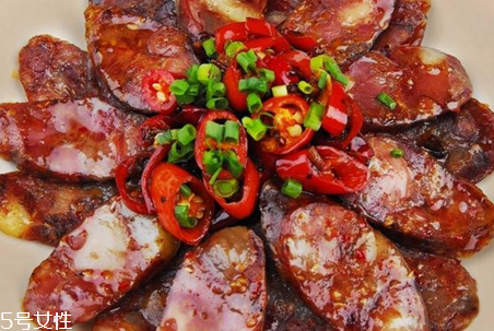 怎樣判斷臘腸煮熟了沒有？筷子戳一戳最為直接