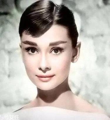 奧黛麗赫本妝容怎么畫教程 時代經(jīng)典復古妝容 奧黛麗赫本妝容怎么畫教程 時代經(jīng)典復古妝容
