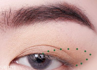 早春流行色綠色眼妝教程 非常有心機的一招 早春流行色綠色眼妝教程 非常有心機的一招