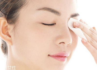 早春流行色綠色眼妝教程 非常有心機的一招 早春流行色綠色眼妝教程 非常有心機的一招