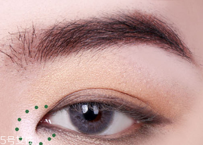 早春流行色綠色眼妝教程 非常有心機的一招 早春流行色綠色眼妝教程 非常有心機的一招