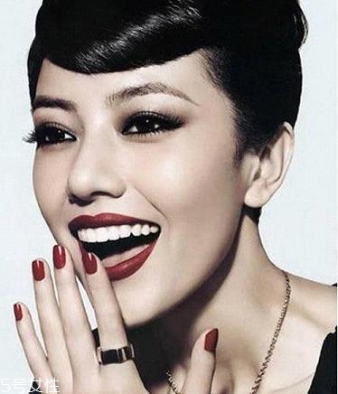 奧黛麗赫本妝容怎么畫教程 時代經(jīng)典復古妝容 奧黛麗赫本妝容怎么畫教程 時代經(jīng)典復古妝容