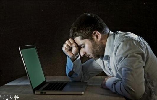 熬夜后吐血是怎么回事？疾病是主因