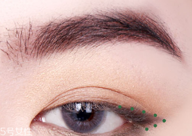 早春流行色綠色眼妝教程 非常有心機的一招 早春流行色綠色眼妝教程 非常有心機的一招