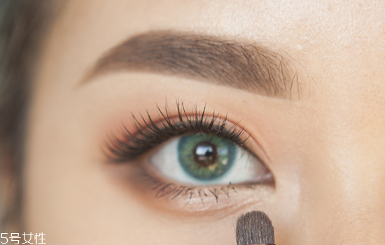 如何化妝使眼睛變大？落日線放大雙眼
