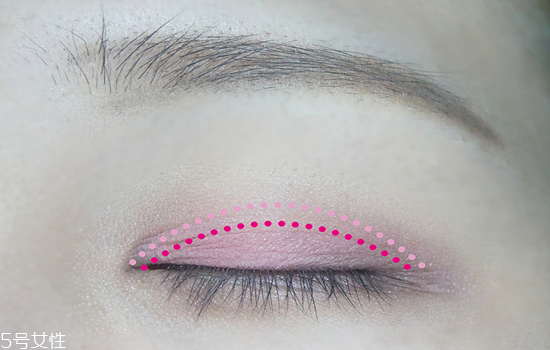 粉棕色眼妝怎么畫(huà)？蜜桃?jiàn)y畫(huà)法