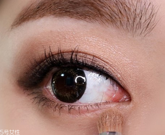 大地色眼影是什么顏色？上班族大眼妝教程