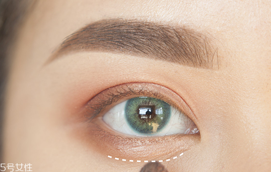 如何化妝使眼睛變大？落日線放大雙眼