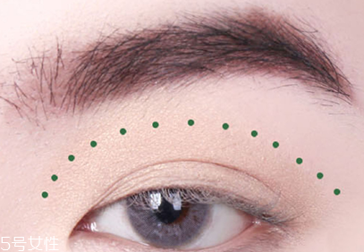 早春流行色綠色眼妝教程 非常有心機的一招 早春流行色綠色眼妝教程 非常有心機的一招