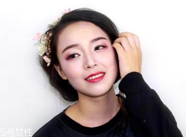 2018秋冬酒紅色眼妝怎么畫？神秘又有女人味的妝容