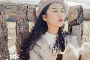 純色呢大衣怎么搭配？這樣搭美到沒朋友