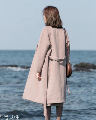 純色呢大衣怎么搭配？這樣搭美到沒朋友