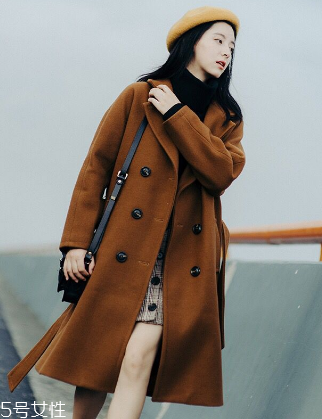 純色呢大衣怎么搭配？這樣搭美到沒朋友