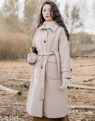 純色呢大衣怎么搭配？這樣搭美到沒朋友