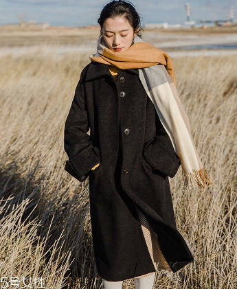純色呢大衣怎么搭配？這樣搭美到沒朋友