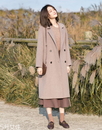 純色呢大衣怎么搭配？這樣搭美到沒朋友