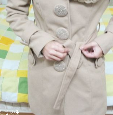 大衣上的蝴蝶結(jié)怎么打？簡單幾步輕松搞定