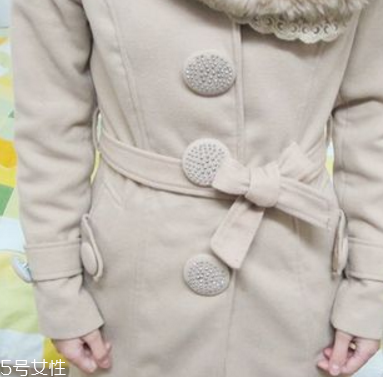 大衣上的蝴蝶結(jié)怎么打？簡單幾步輕松搞定