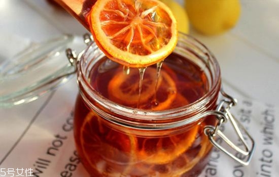 冰糖燉檸檬什么時(shí)候喝好 早上空腹喝最好 冰糖燉檸檬什么時(shí)候喝好 早上空腹喝最好