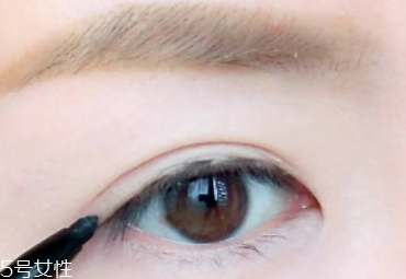 眼線膠筆怎么用？圖解眼線膠筆的畫法