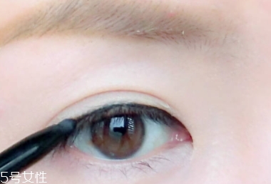 眼線膠筆怎么用？圖解眼線膠筆的畫法
